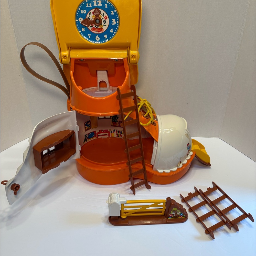 MATCHBOX School Play Boot Shoe House With Ladders and Mailbox Accessories - Picture 7 of 8